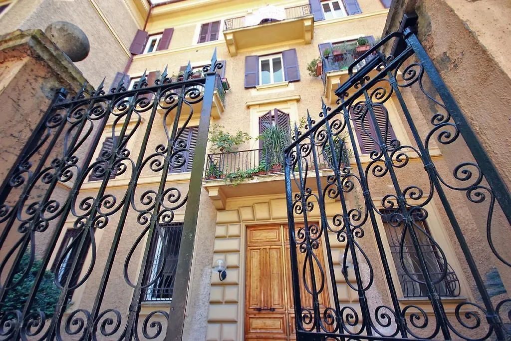 Apartment La Mansarda Romana Hotel Italy